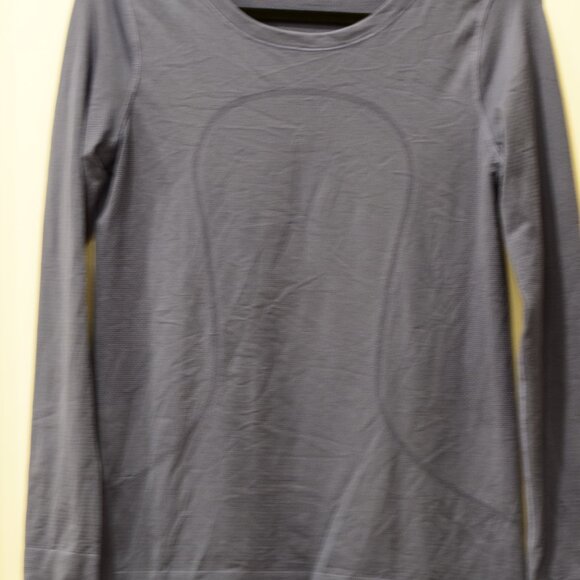 ✨Blue Lululemon Women's Long Sleeve Top – Soft Blue Beauty ✨ - Picture 4 of 7